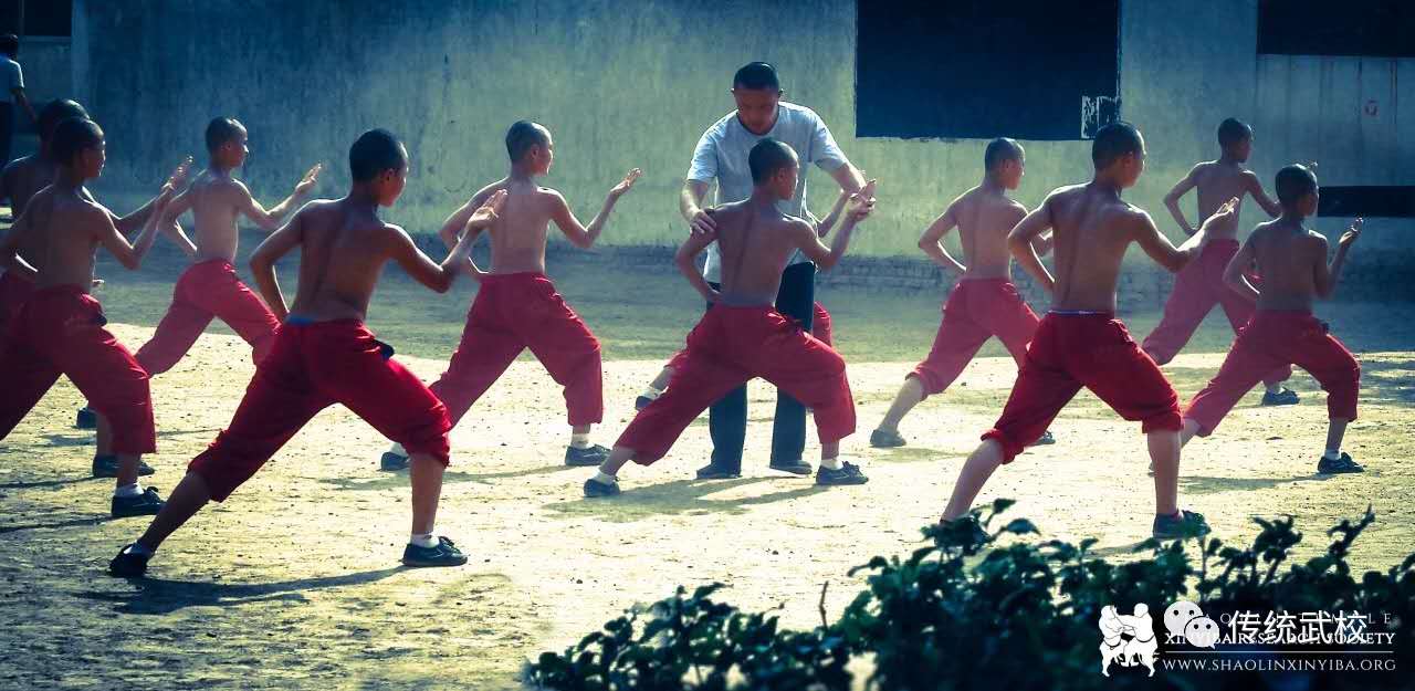嵩山少林寺武术学校的学员在训练武术